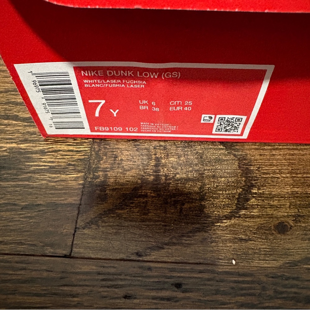 Nike Kids Sneakers in Pink and White - Picture 8 of 8